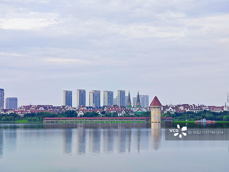 远眺南昌九龙湖卡贝尔廊桥图片素材