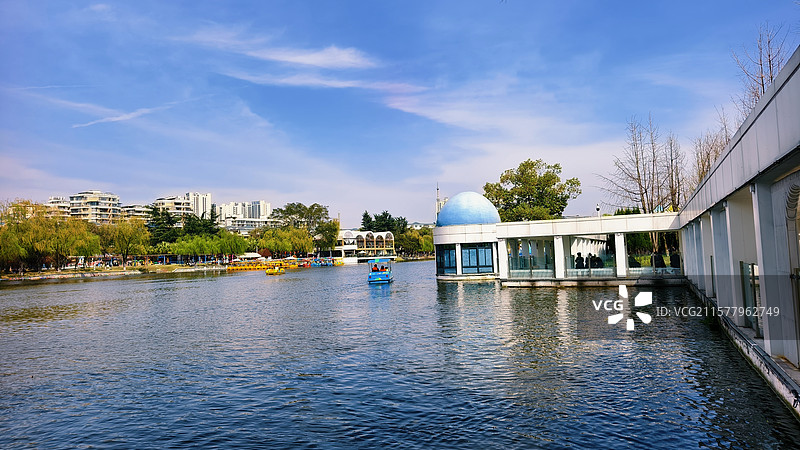 金雁湖公园 漫步于金雁湖公园，心也跟着沉静下来。湖水悠悠，倒映着蓝天白云；草木葱茏，散发着自然芬芳。图片素材