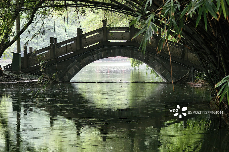雨天下的清波古桥图片素材