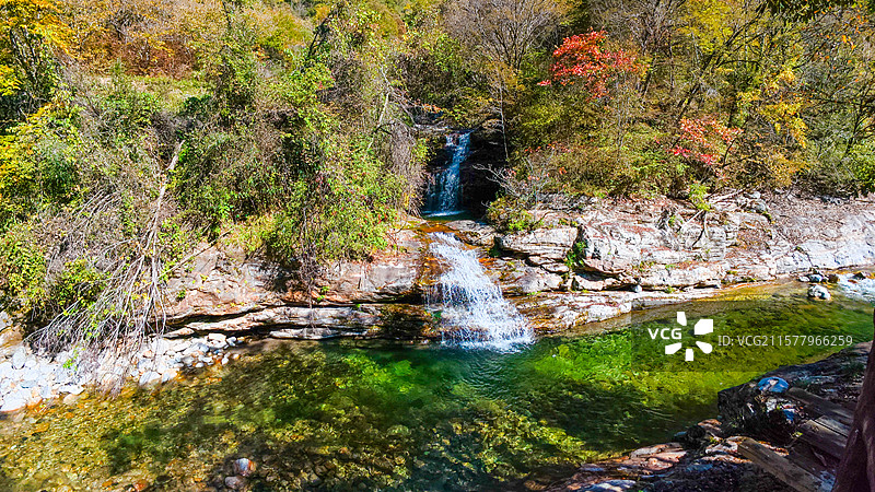 大箭沟溪流与秋色图片素材