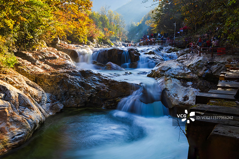 大箭沟溪流与秋色图片素材