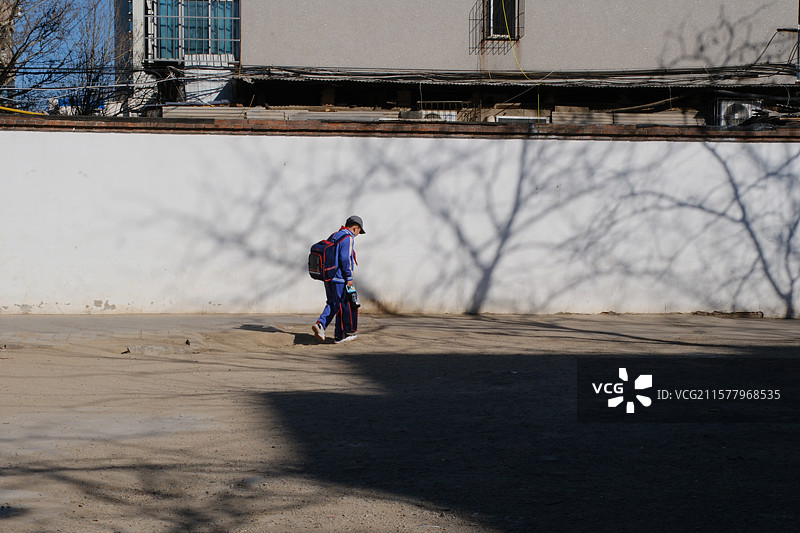 城市里背着书包放学的小学生图片素材