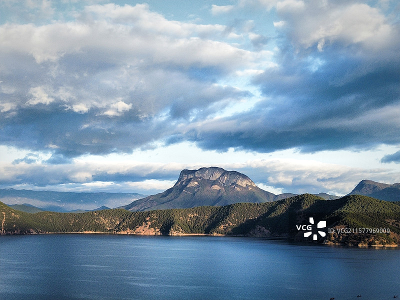 清晨的泸沽湖图片素材