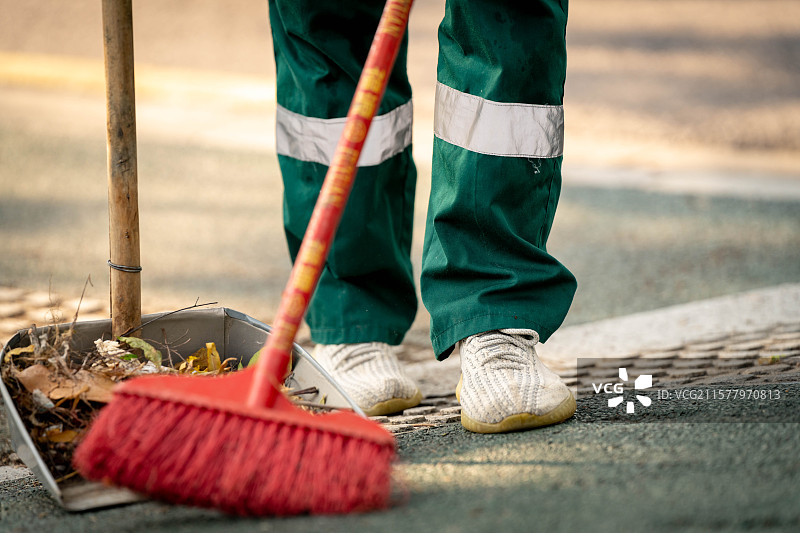 环卫工人打扫马路图片素材