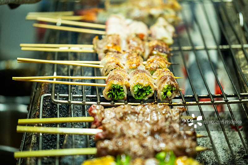 炭烤炉上的烤串图片素材