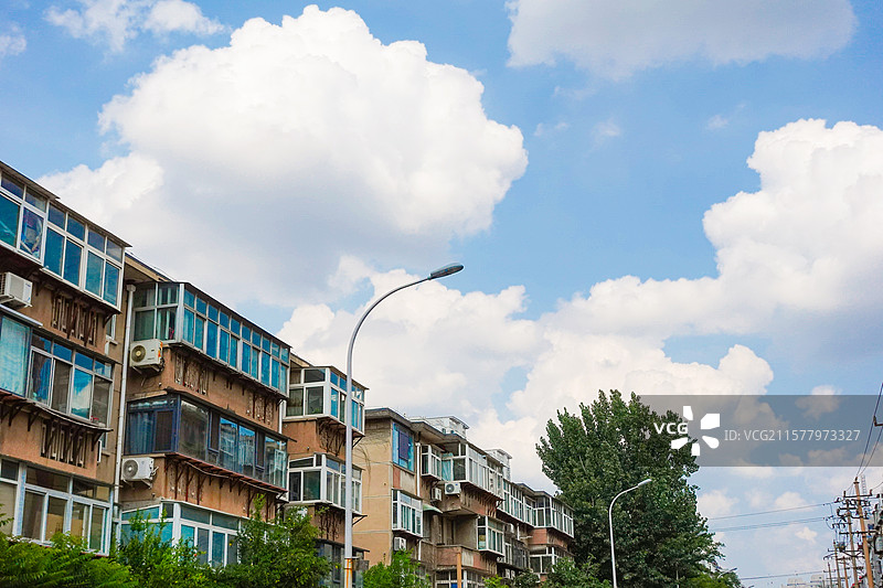 阳光下的济南老城区民生大街区域图片素材