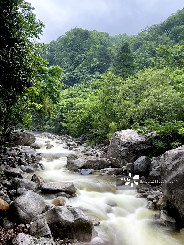 秦巴山脉山涧溪流图片素材