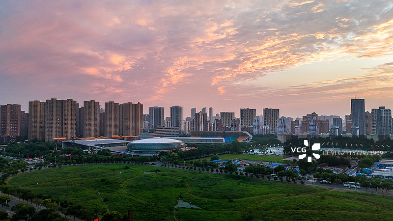 武汉理工大学体育场馆落日晚霞图片素材