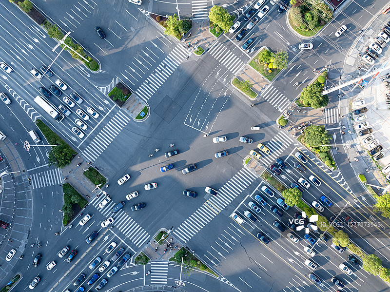 井然有序的城市道路交通的高角度视角图片素材