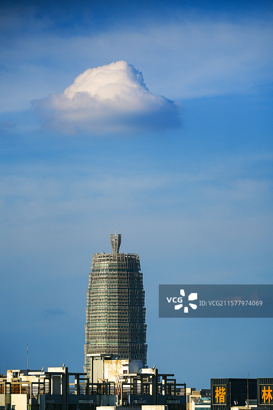 郑州大玉米和它云朵做的帽子图片素材