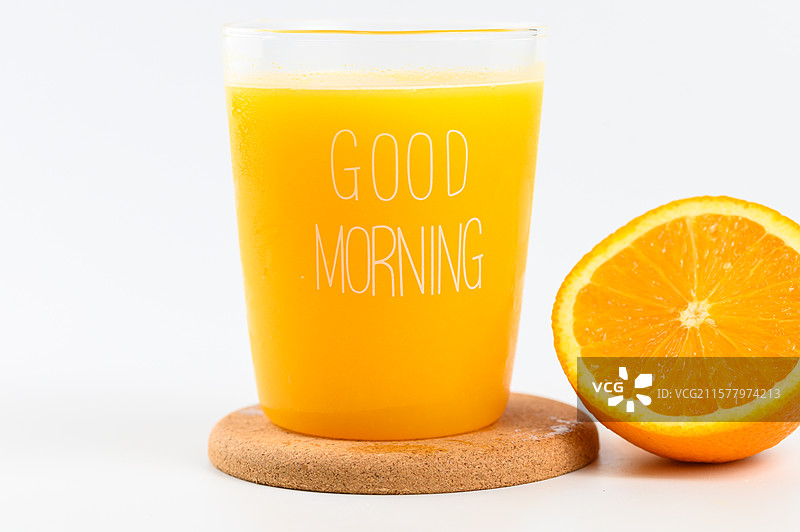 一杯健康美味的鲜榨橙汁图片素材