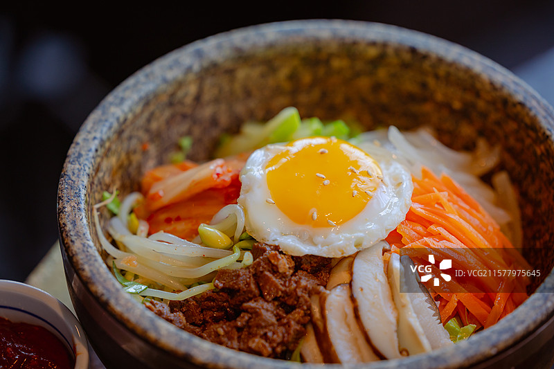 延吉 朝鲜族 传统的石锅拌饭 朝鲜拌饭 韩国拌饭图片素材