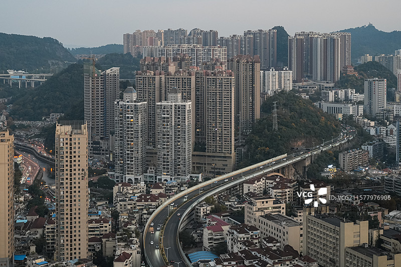 山地城市中的高架桥图片素材