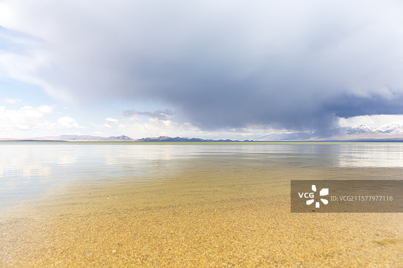 青海海西小柴旦湖蓝天白云碧绿湖水自然风景图片素材