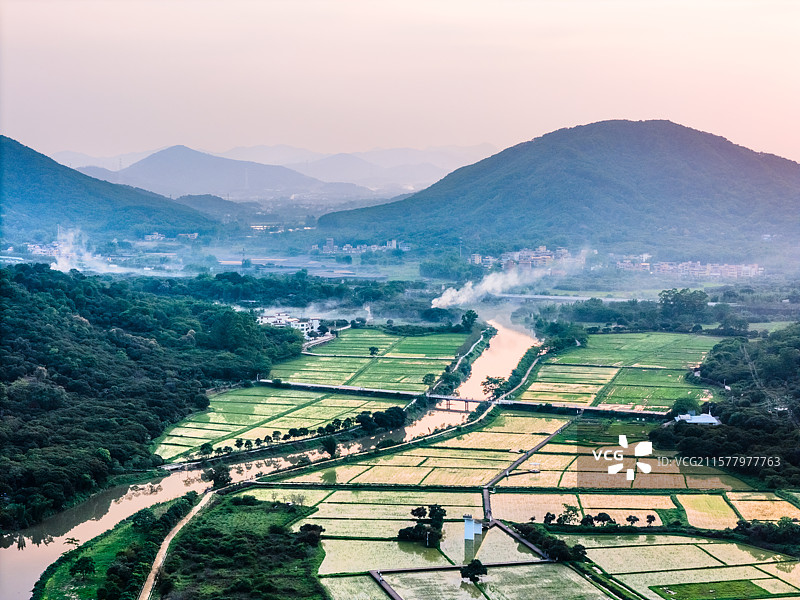 航拍广州艾米稻香小镇春天的田园风光图片素材