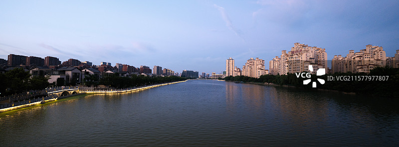 夏天 晚霞 彩色 河畔 夜晚图片素材