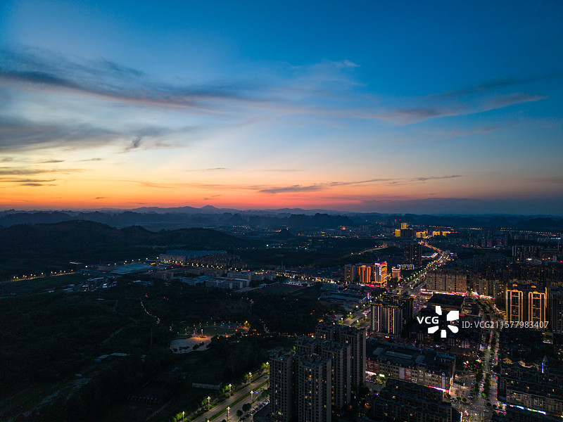 夜幕下的小城图片素材