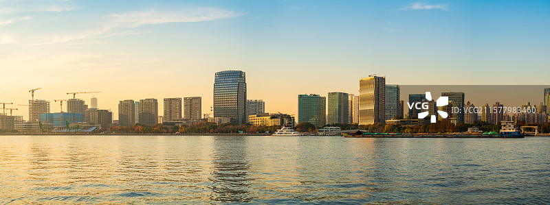夕阳下的上海滨江城市风光全景 城市天际线和倒影图片素材