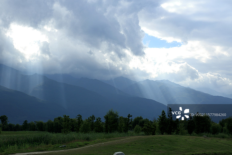 神秘的苍山图片素材