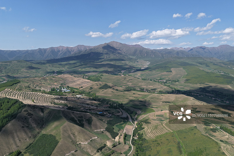 航拍青海省张汶高速圆山服务区附近景色图片素材