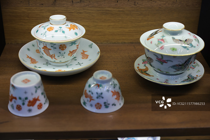 青花釉里红粉彩盖碗壶承茶盘图片素材