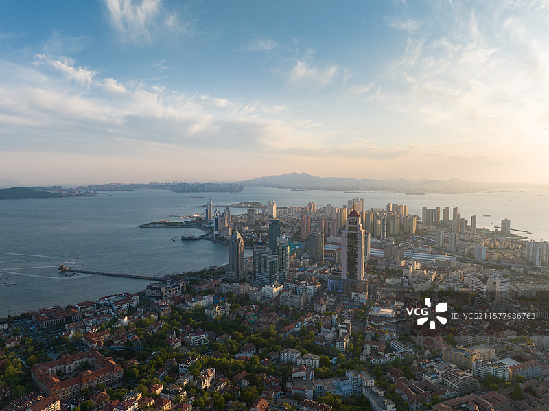 航拍视角下的城市天际线全景图片素材