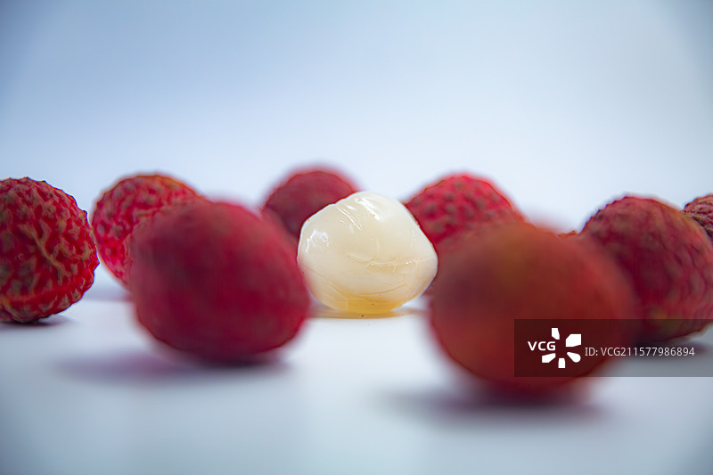 白色背景下的荔枝皇后仙进奉荔枝特写镜头图片素材