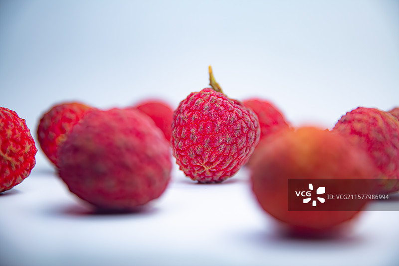 白色背景下的荔枝皇后仙进奉荔枝特写镜头图片素材