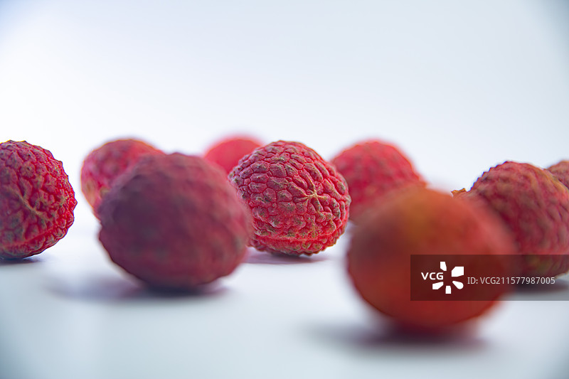 白色背景下的荔枝皇后仙进奉荔枝特写镜头图片素材