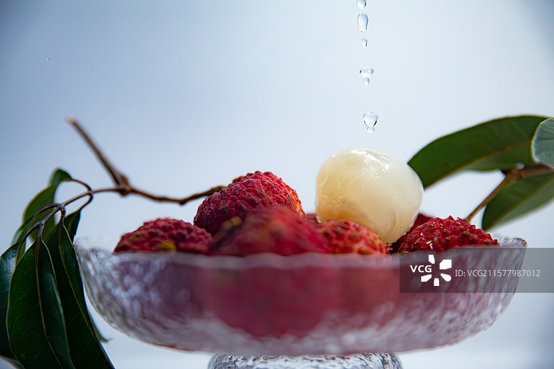 白色背景下的荔枝皇后仙进奉荔枝特写镜头图片素材