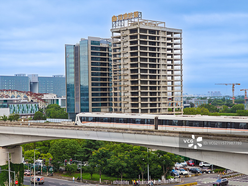 上海青浦赵巷上海地铁17号线行驶在高架轨道上图片素材
