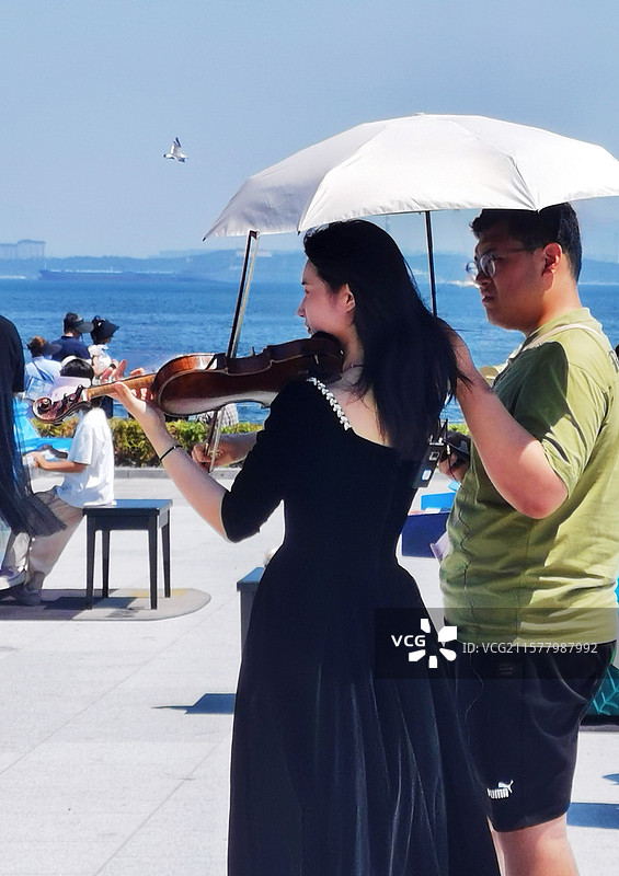 琴音融海浪 诗韵共潮生 大连东港图片素材