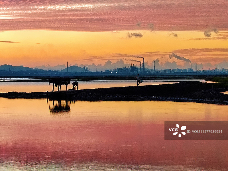 晨曦下的对比图片素材