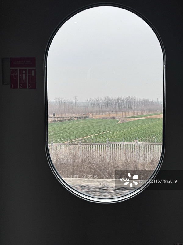 透过窗户看风景图片素材