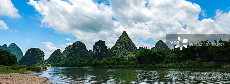 千峰叠翠云边卧，一水澄波画里流（漓江阳朔大桥、兴坪段风光）图片素材