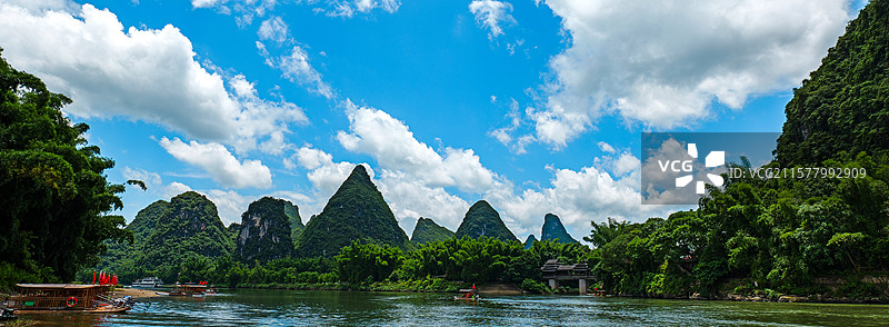 千峰叠翠云边卧，一水澄波画里流（漓江阳朔大桥、兴坪段风光）图片素材