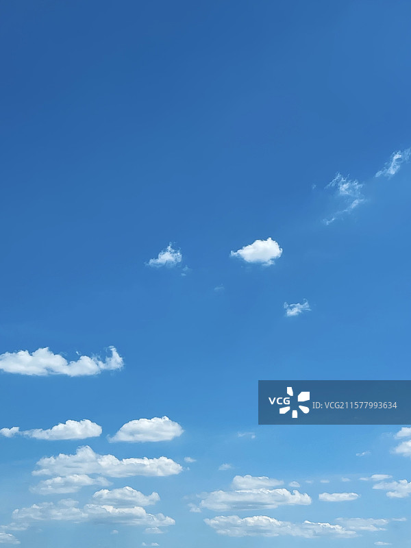 蓝天白云雨过天晴棉花糖浪漫纯净深蓝浅蓝环保杂志封面头像海报公众号图片素材