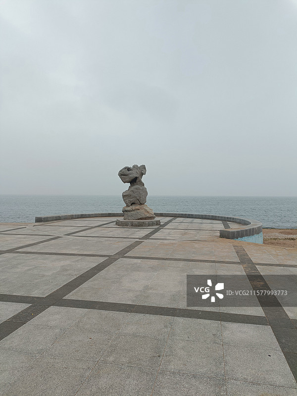 兴城海滨觉华岛码头观海石图片素材