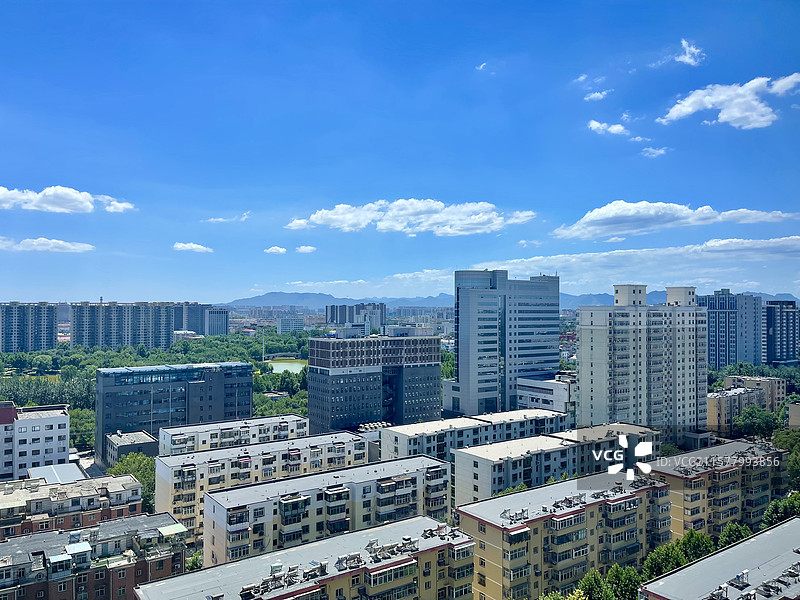 蓝天白云朵天际线都市风光风景住宅建筑高视觉航拍无人白昼城市雨过天晴环保公园旁边图片素材