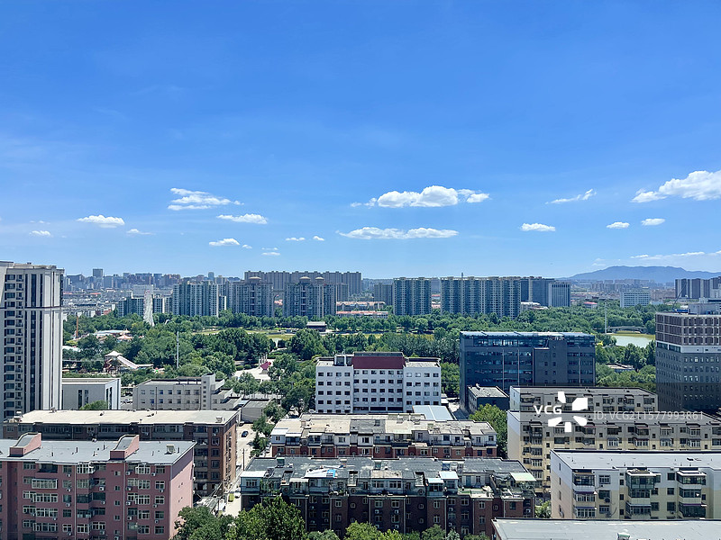 蓝天白云朵天际线都市风光风景住宅建筑高视觉航拍无人白昼城市雨过天晴环保公园旁边图片素材
