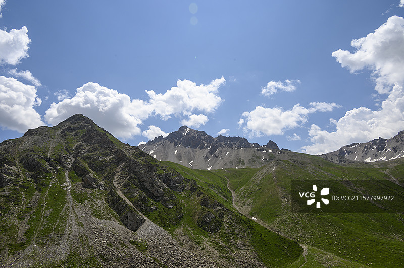 新疆独库公路峡谷溪流与高山白云，美景尽收眼底图片素材