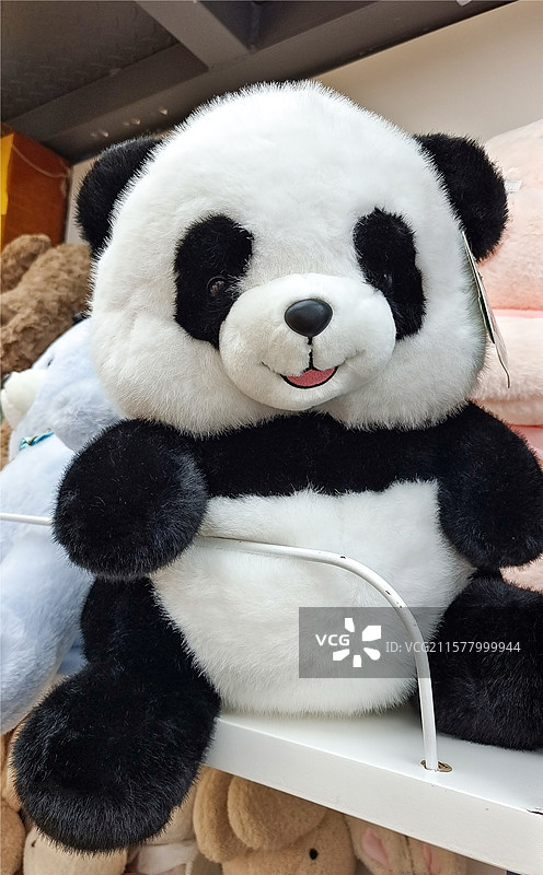 商店货架上的毛绒玩具 可爱的熊猫公仔图片素材