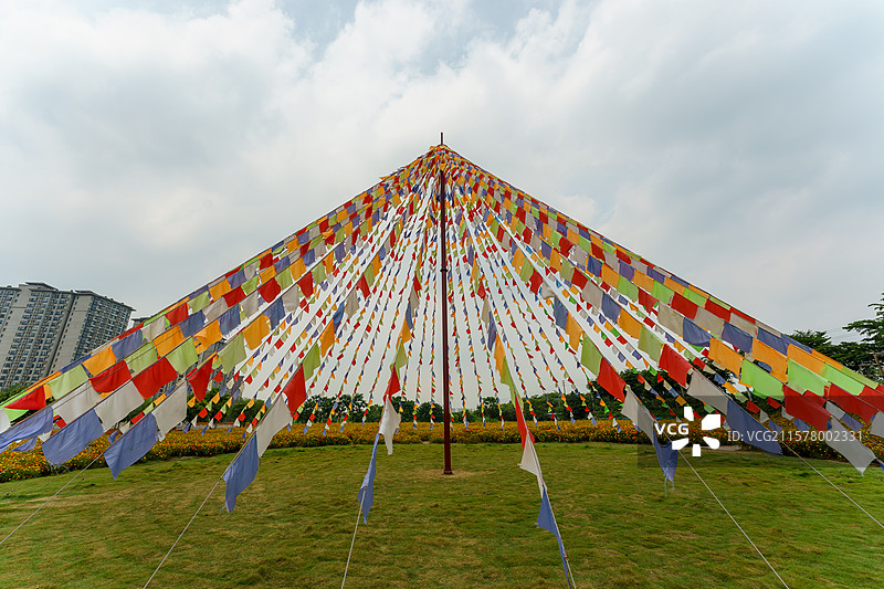 西樵蓝天白云下的经幡，彩旗图片素材