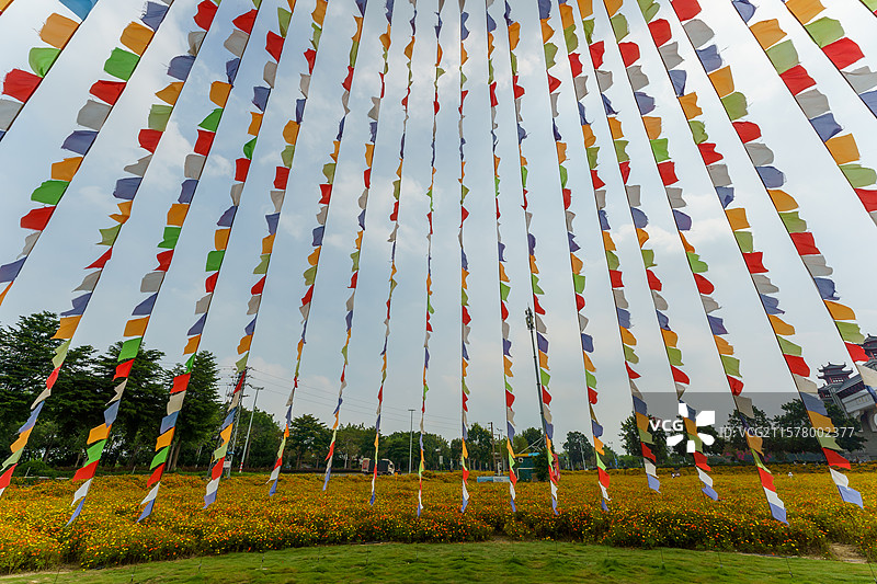 西樵蓝天白云下的经幡，彩旗图片素材