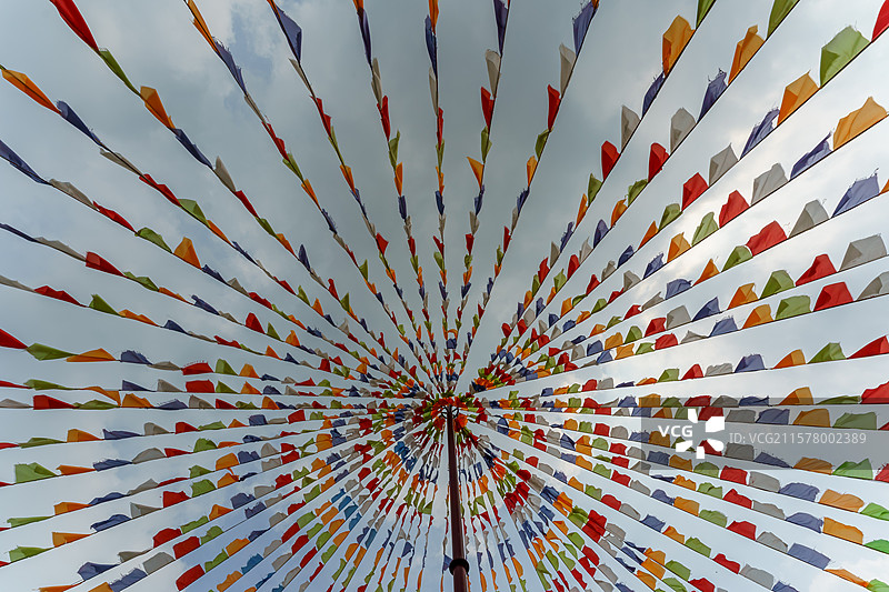 西樵蓝天白云下的经幡，彩旗图片素材