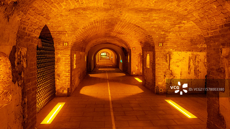 欧洲法国埃佩尔奈香槟小镇地下酒窖图片素材