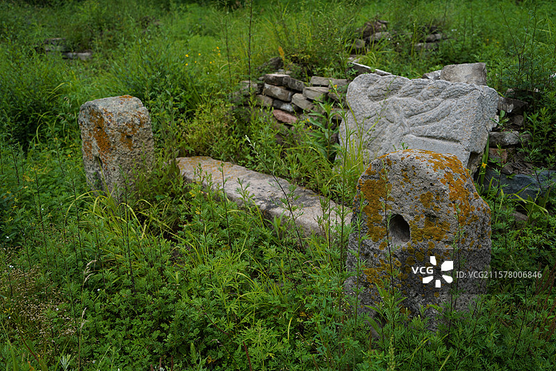 河北省张家口市蔚县涿鹿县小五台山风景区金河口自然风景区金河寺遗址佛教寺庙古建筑构件废墟图片素材