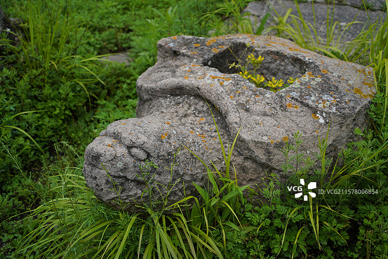 河北省张家口市蔚县涿鹿县小五台山风景区金河口自然风景区金河寺遗址佛教寺庙古建筑构件废墟赑屃龙子石雕图片素材