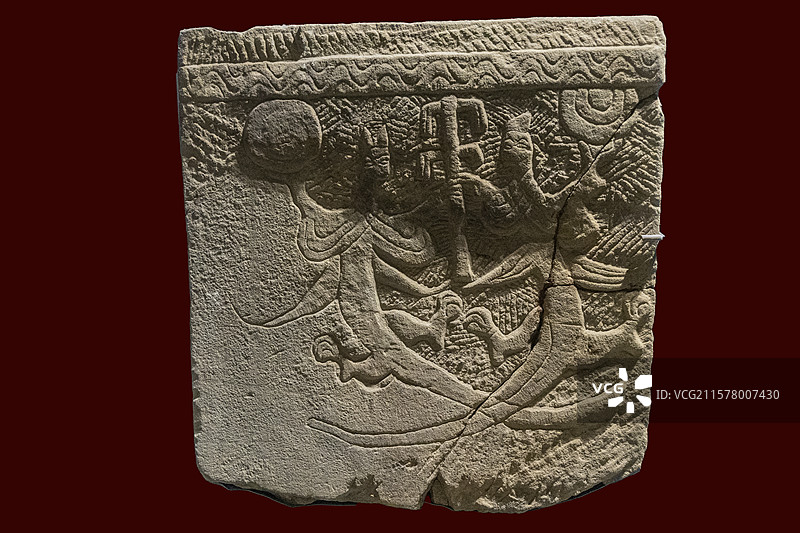 贵州省博物馆：复原的金沙汉画石棺第七石（伏羲女娲图）（位于石棺尾端，伏羲女娲均人首、蛇身）图片素材