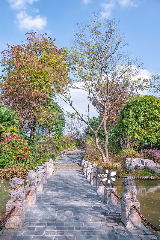 晴朗的午后，扬州朴园的园林建筑风景图片素材